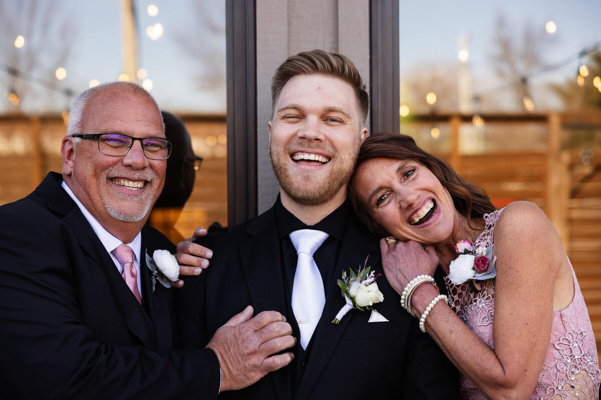 Kansas City Wedding Photographer - CaitlynCloudPhotography - wedding family photos
