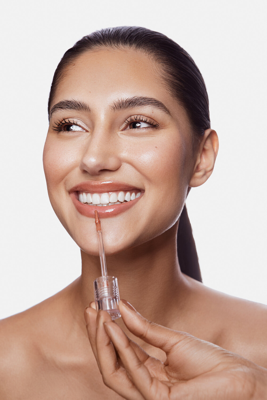 Smiling portrait of Sonali Krisa with glowing skin, captured in a bright and natural setting by Ylva Erevall.