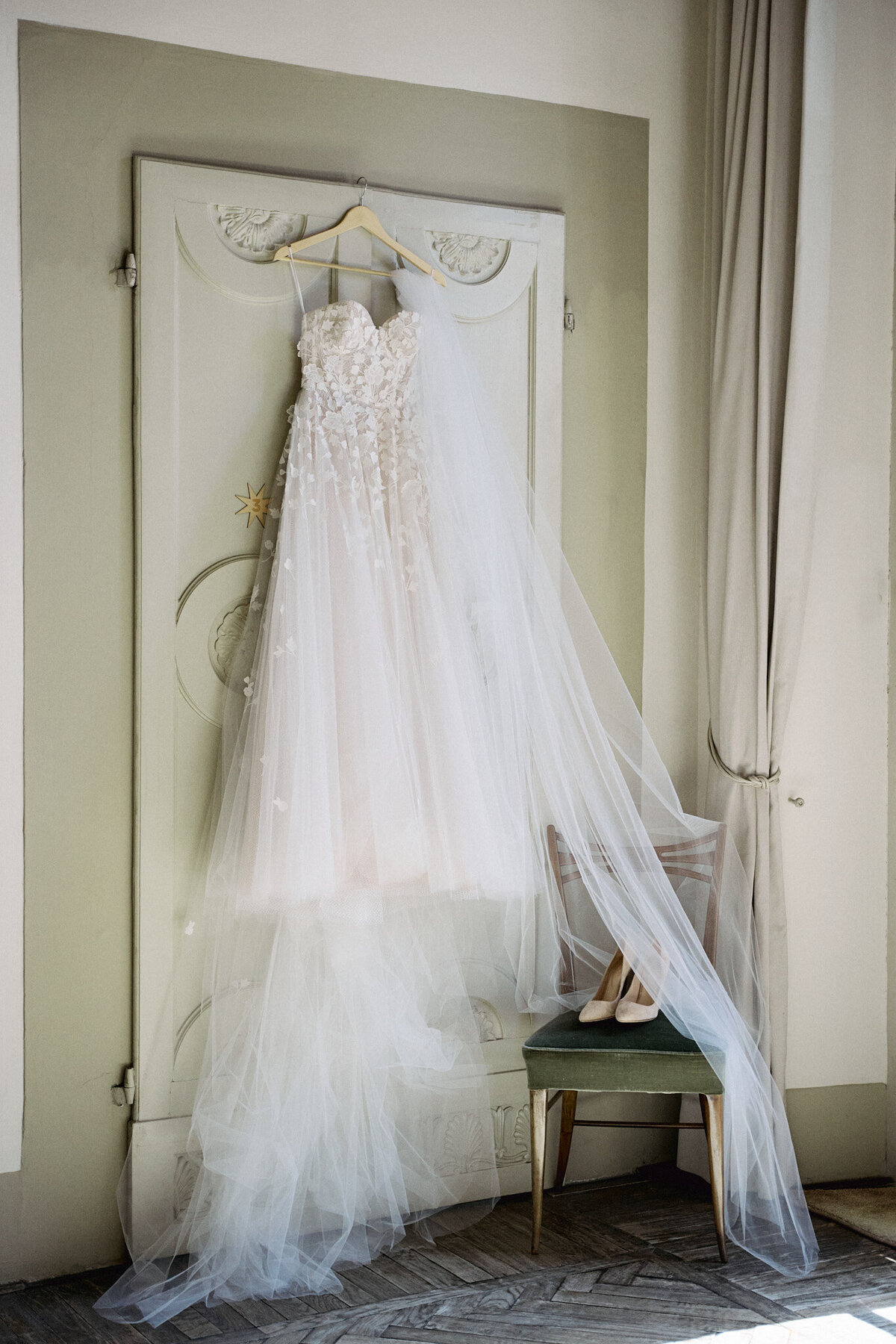 EDW-Oscar de la Renta wedding dress and veil