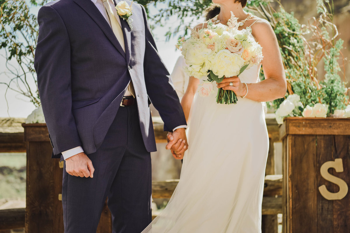 Smith Rock wedding, round bridal bouquet, light color, neutral bouquet, wedding florals, central oregon wedding, wedding florist