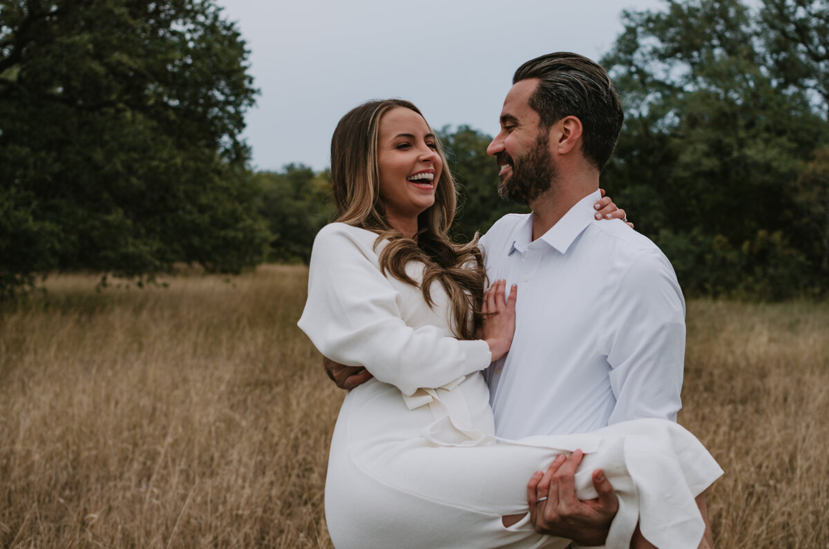 maternity-couple-field-photo