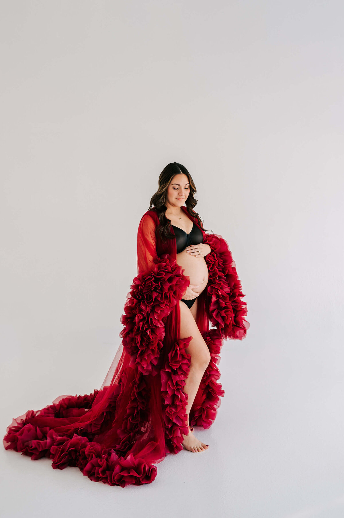 Joplin Mo maternity photographer Jessica Kennedy of The XO Photography captures pregnant mom in frilly red robe