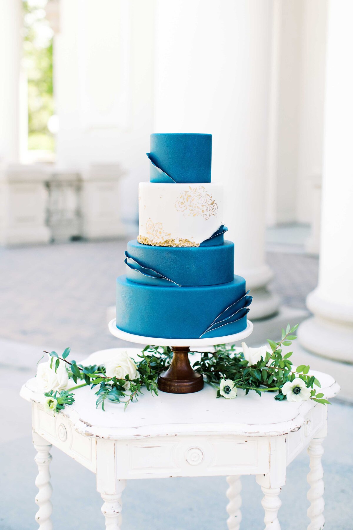 blue-white-wedding-cake