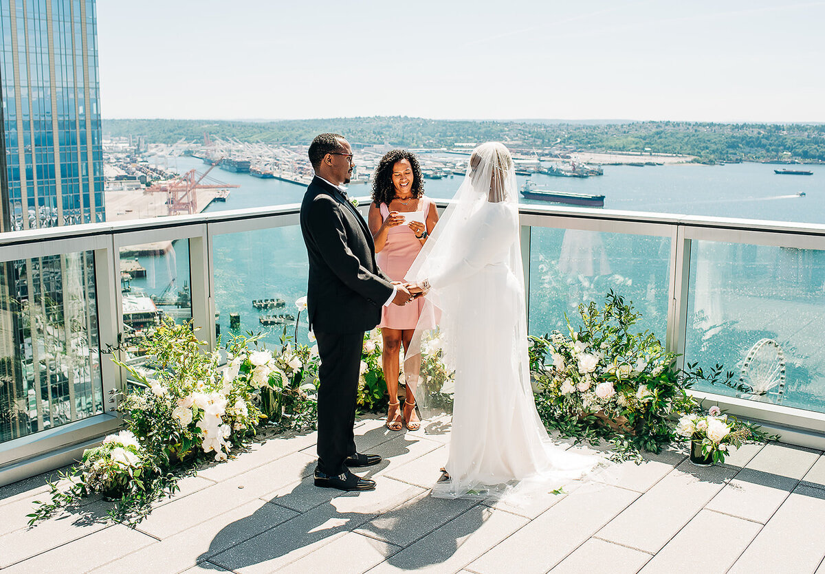 As a Seattle Wedding Photographer, this luxury rooftop micro wedding has my heart. Click to see more! | Captured by Candace Photography