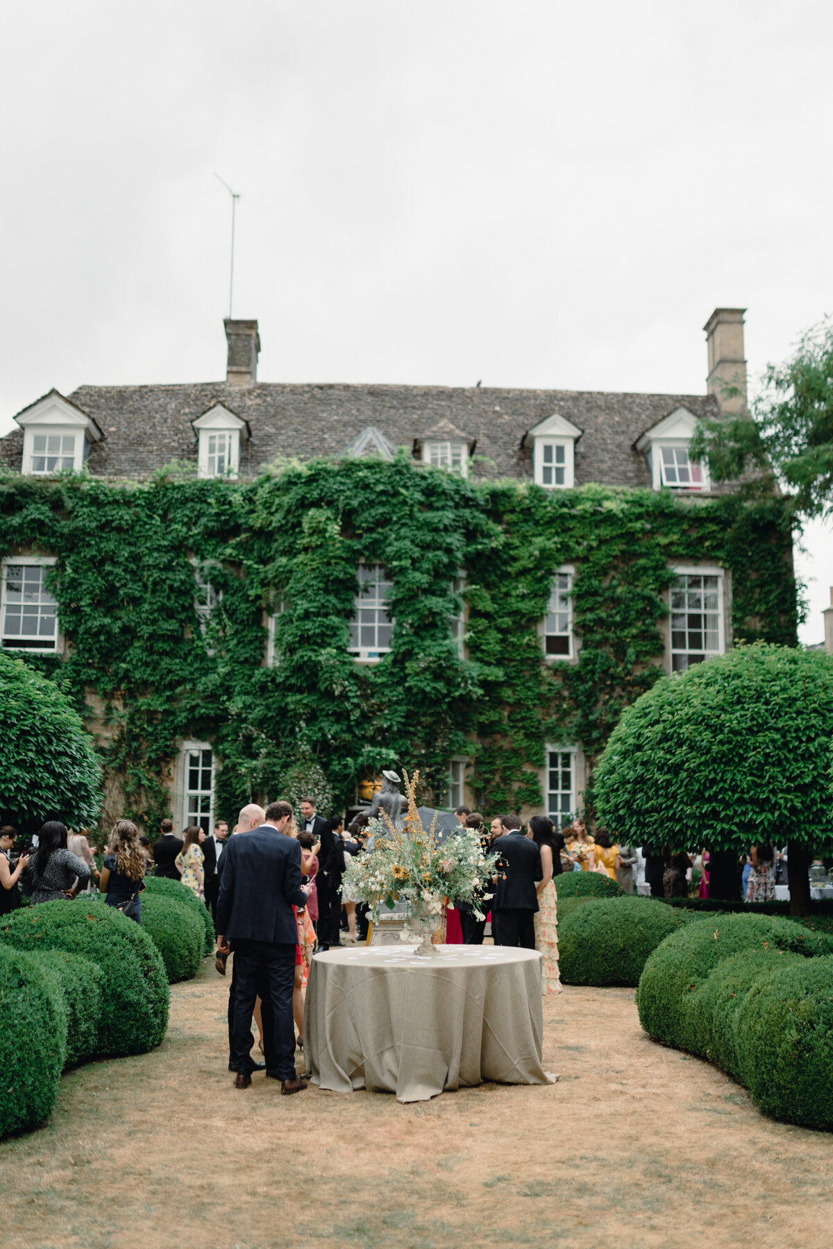 cornwell-manor-wedding-drinks-reception