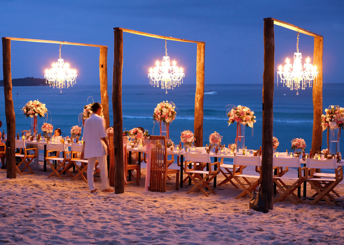 beach-wedding-dinner-chandeliers
