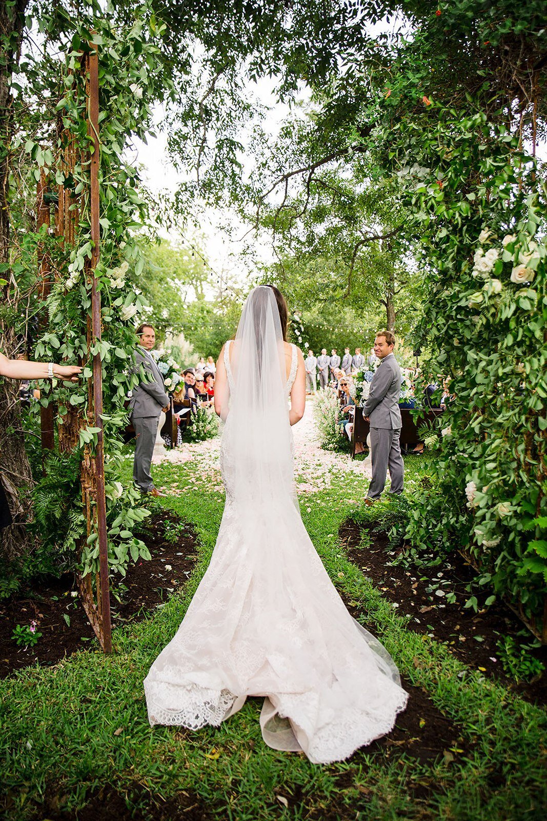 bride-ceremony-aisle-outdoor-wedding-venue-texas