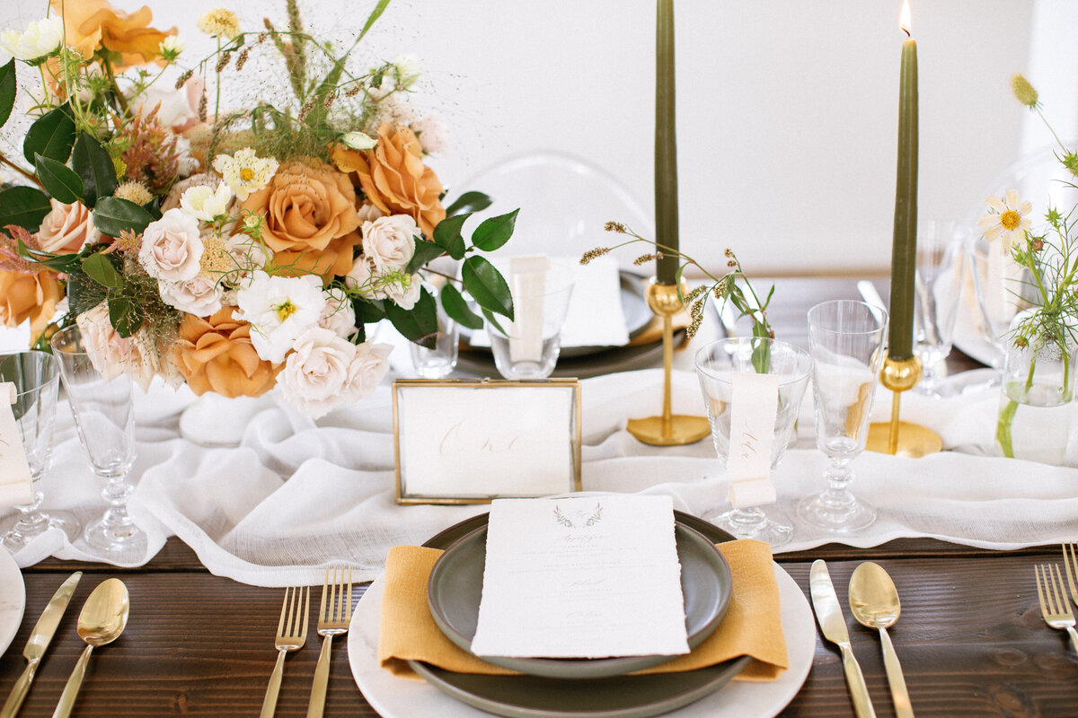gold-and-green-elegant-tablescape