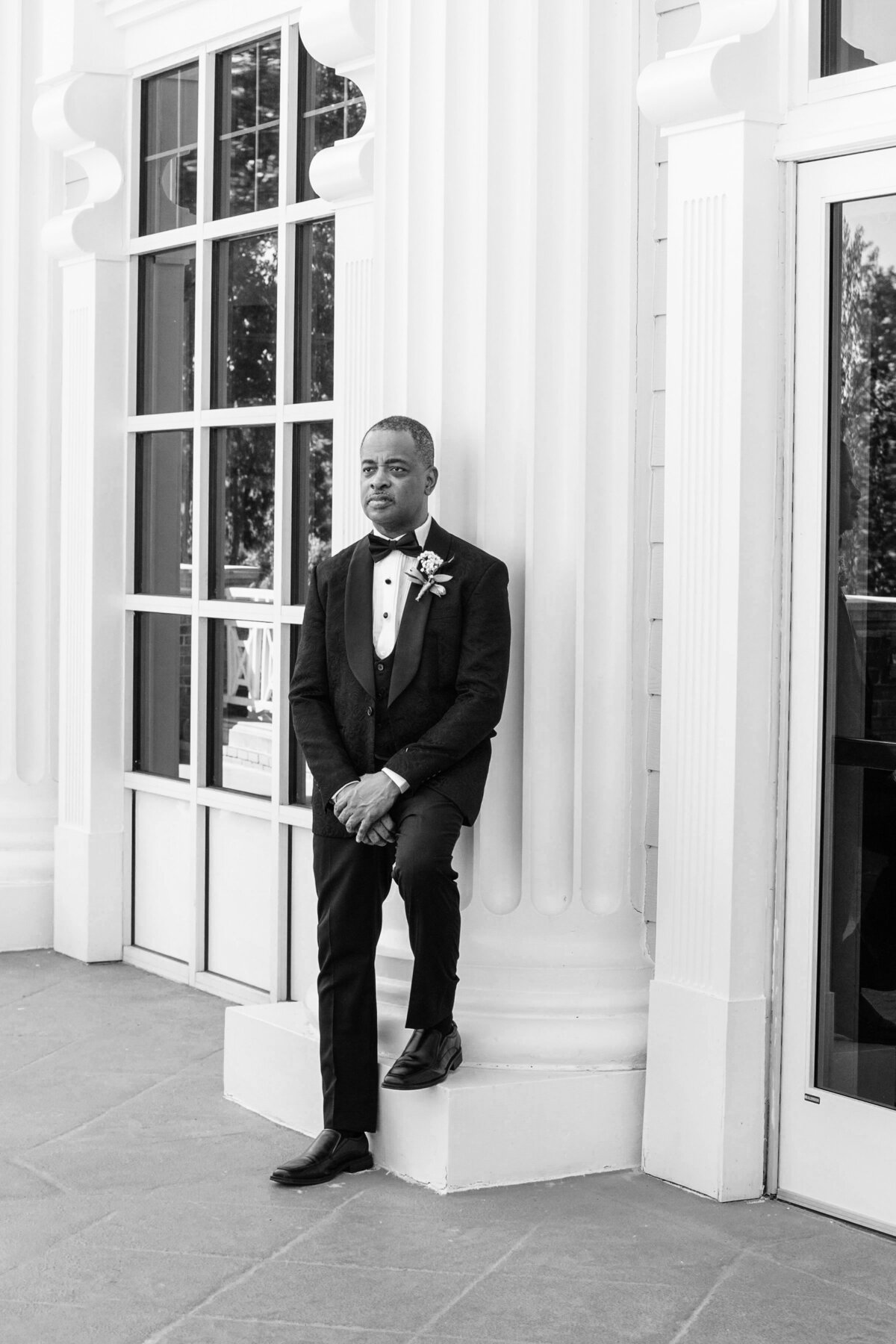 atlanta-editorial-wedding-photographer-groom-portrait-classic-architecture
