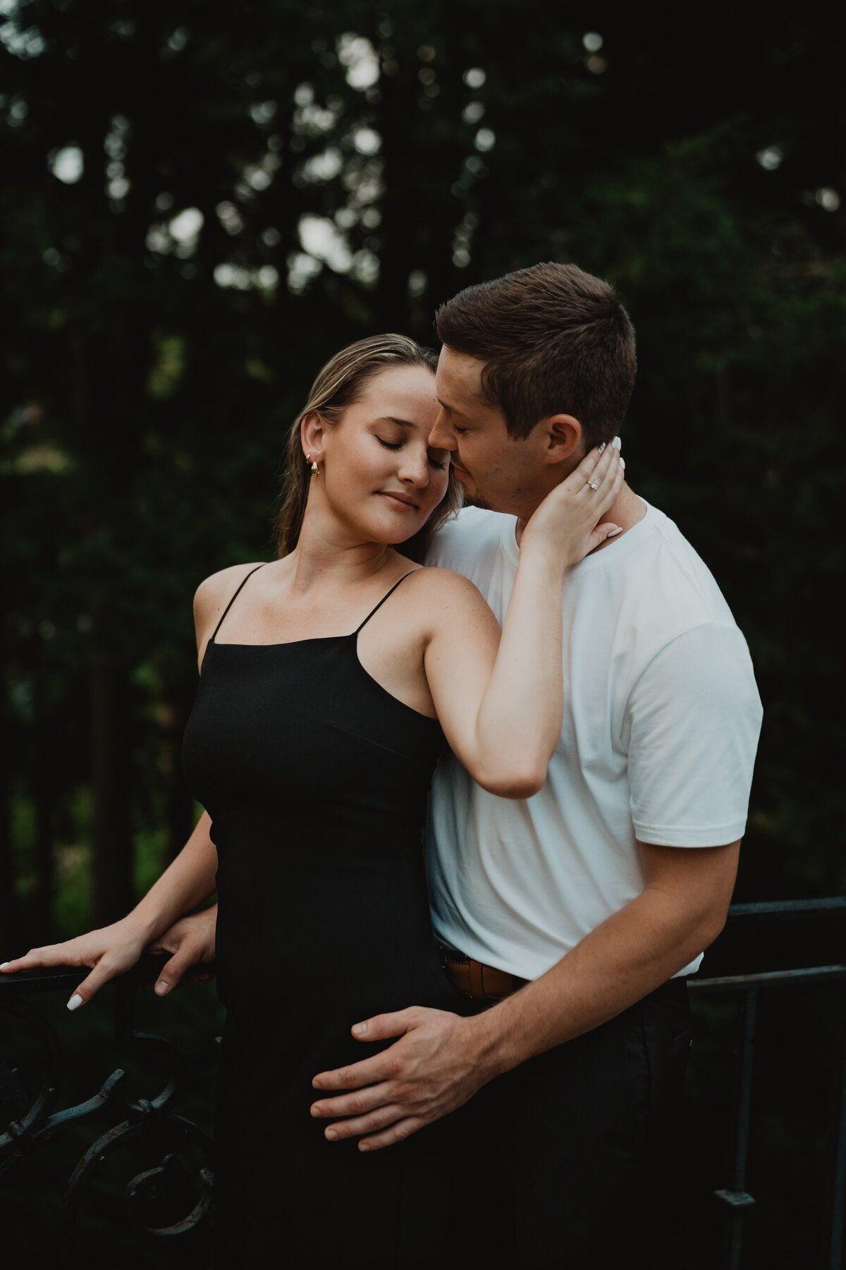 romantic-engagement-portraits-cranbrook-museum-west-bloomfield