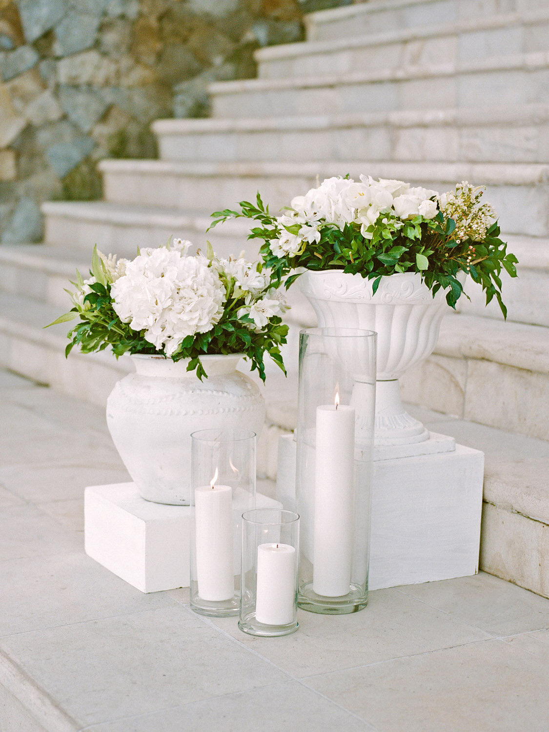 destination-wedding-bali-amankila-white-urns-hydrangea