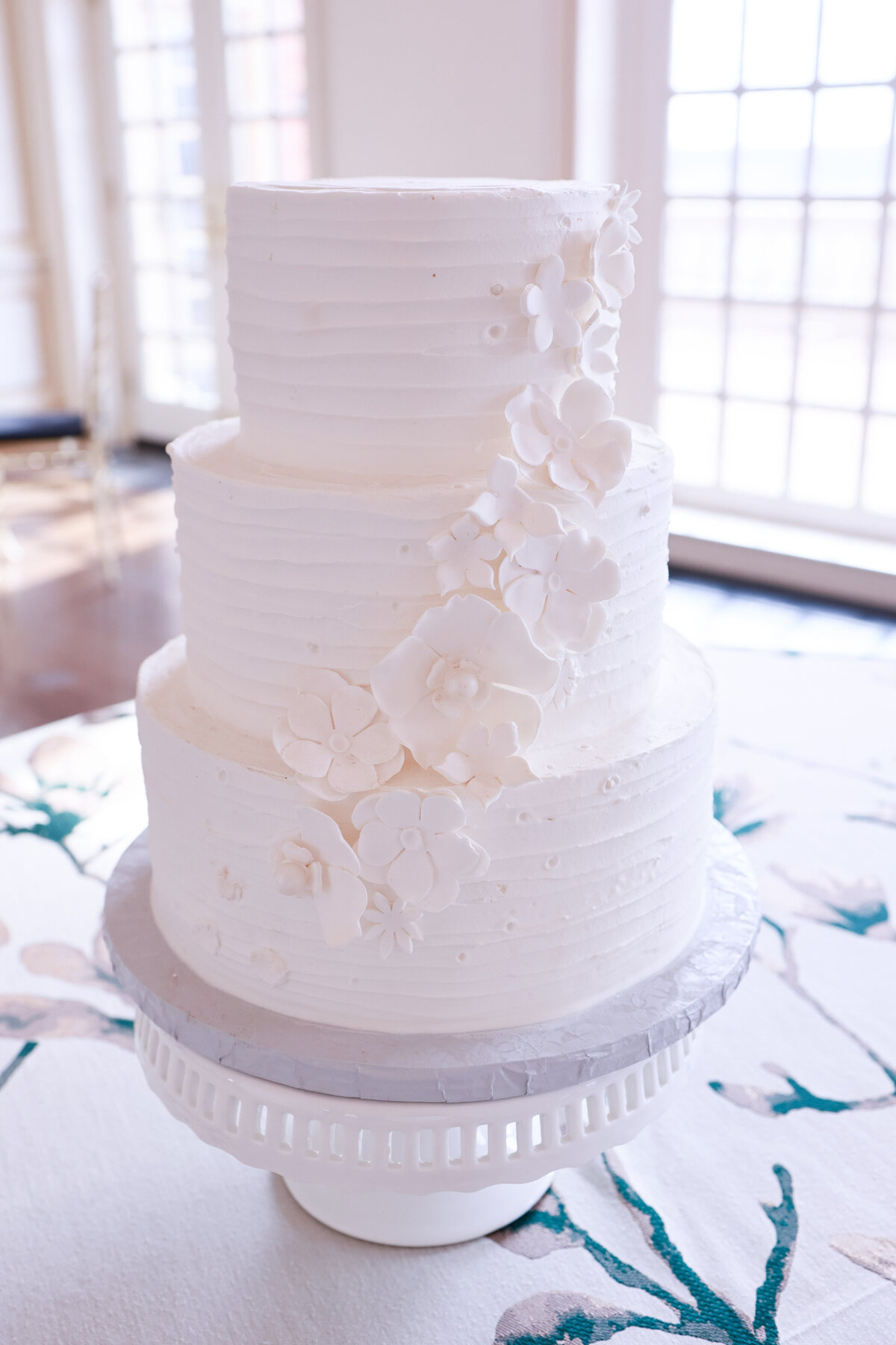 white wedding cake at rust manor  virginia