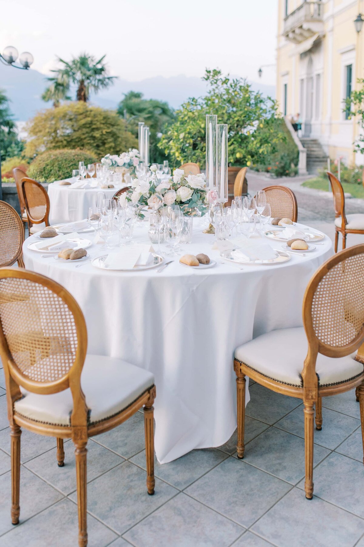 Bord dukade för bröllopsmiddag på Villa Serbelloni i Como