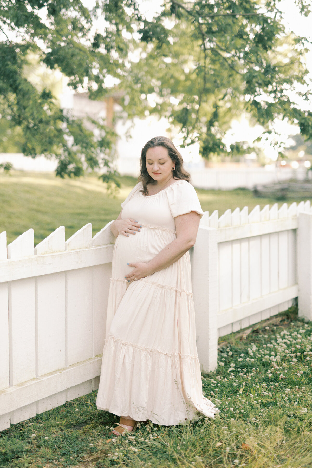 pregnant women holds belly