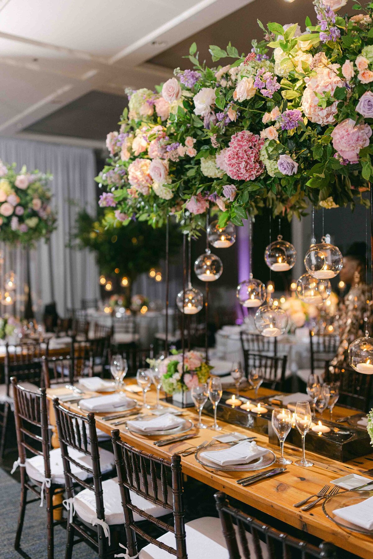 floating-candles-florals-wedding-reception-design