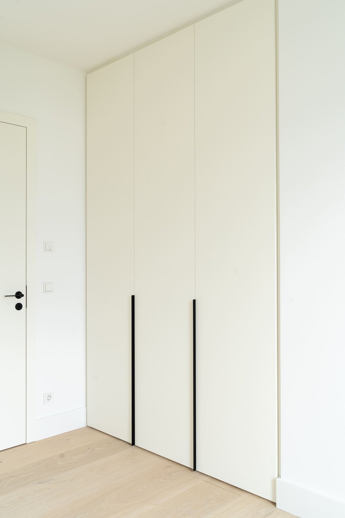 Ankleidezimmer-Adam-Innenausbau-Einbauschrank-schwarze-Griffleisten-10