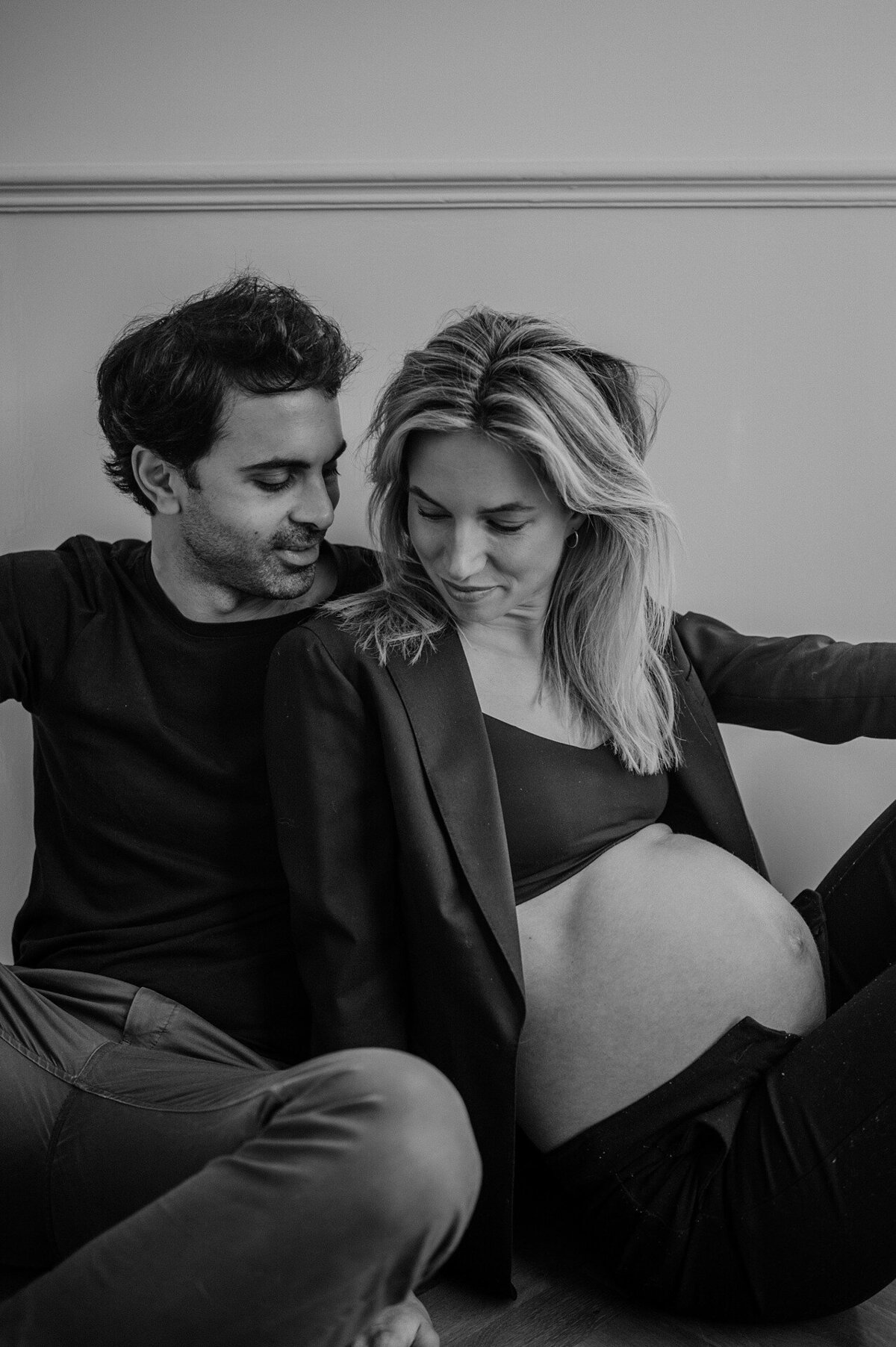 11-LouiseBoonstoppelFotografie_zwangerschapshoot_elegant_blote_buik