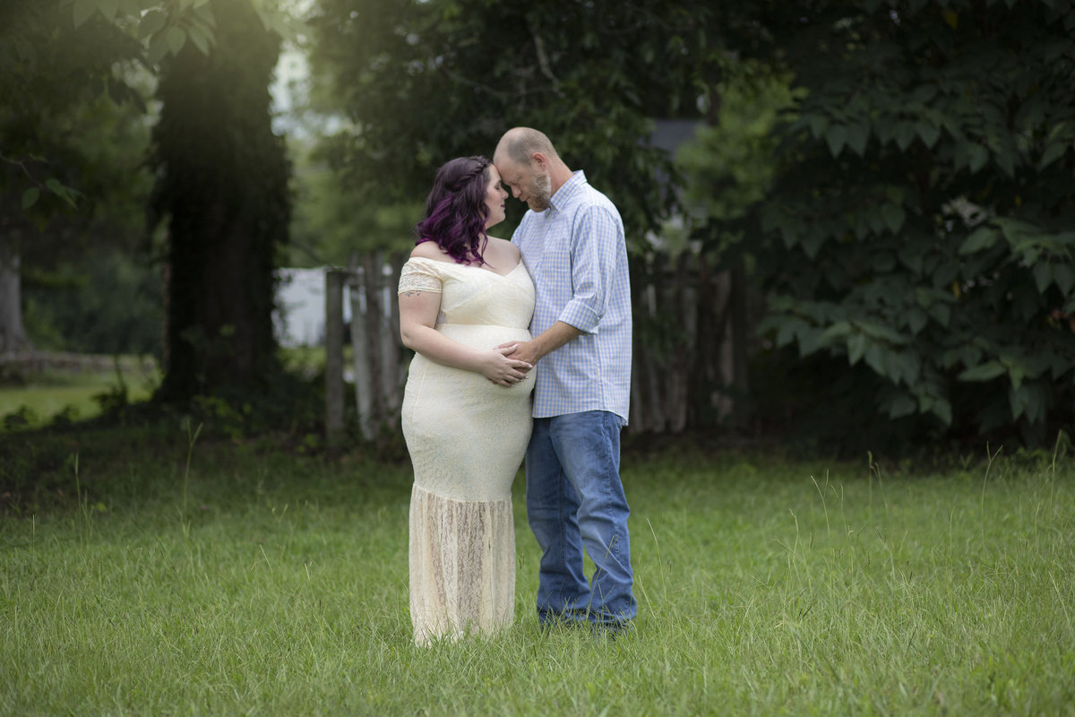 outdoor maternity couple