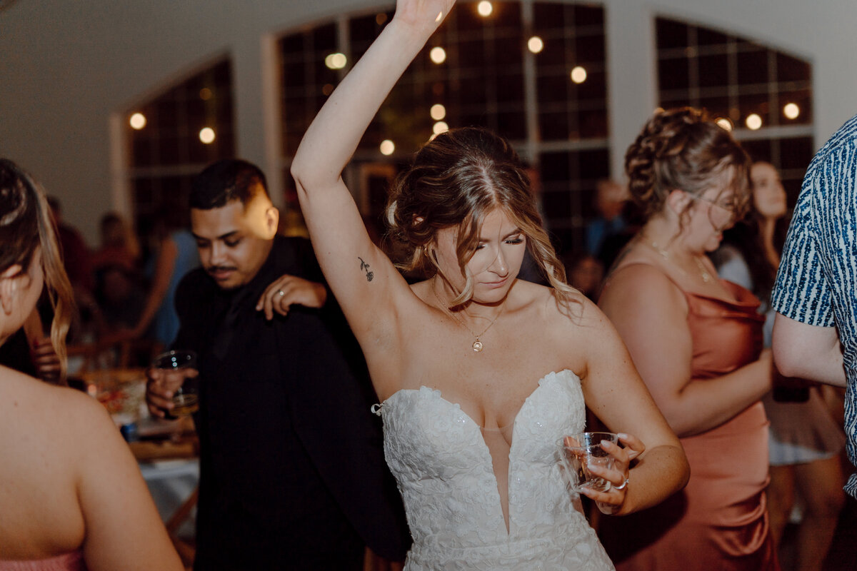 dancing-des-moines-wedding-photographer-storyteller-collective-photo-co