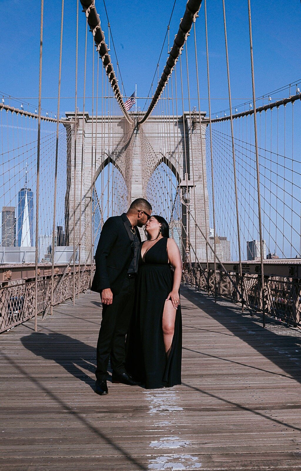Brooklyn-Bridge-engaged-latino-couple-kissing