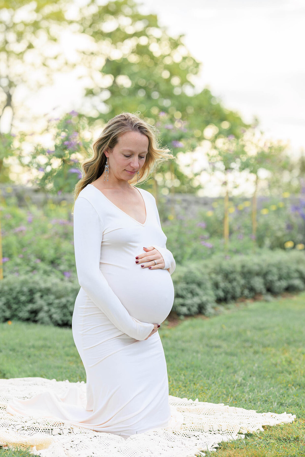 rose-garden-maternity-session-harkness-memorial-connecticut-37