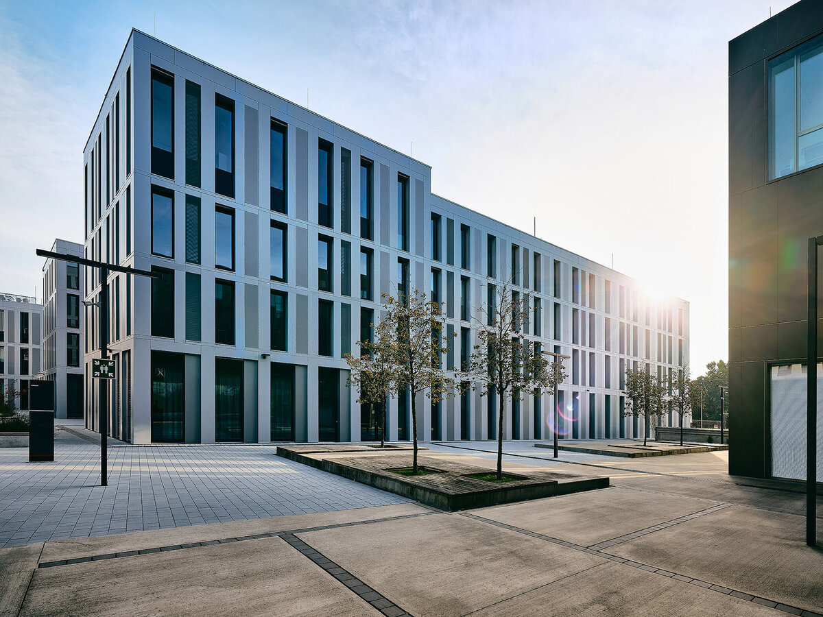 Moderne Architekturfotografie eines Businessgebäudes am Campus Krems – klare Linienführung und sachliche Bildsprache für Unternehmens-, Bau- und Immobilienprojekte in Österreich