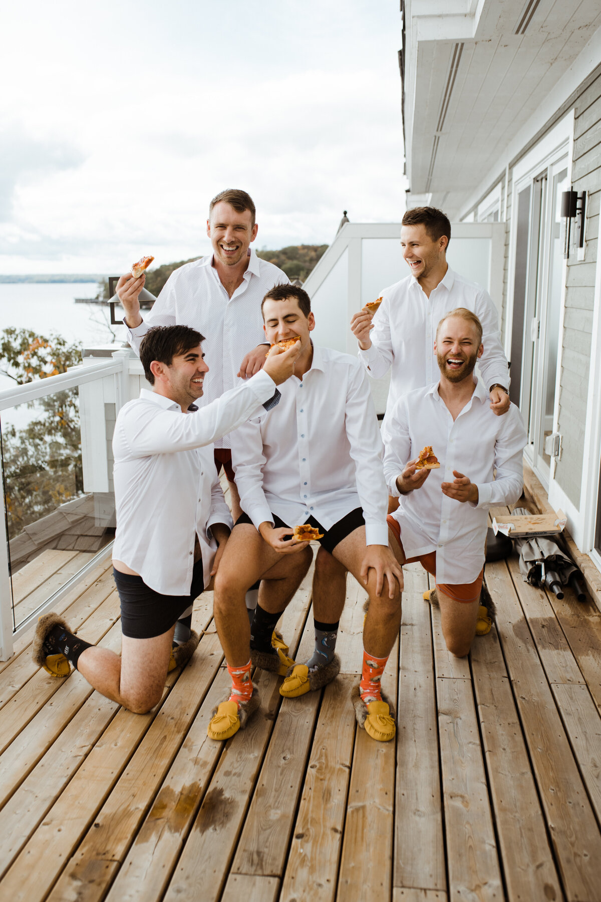B-muskoka-wedding-beaumaris-yacht-club-groom-groomsmen-getting-ready-06