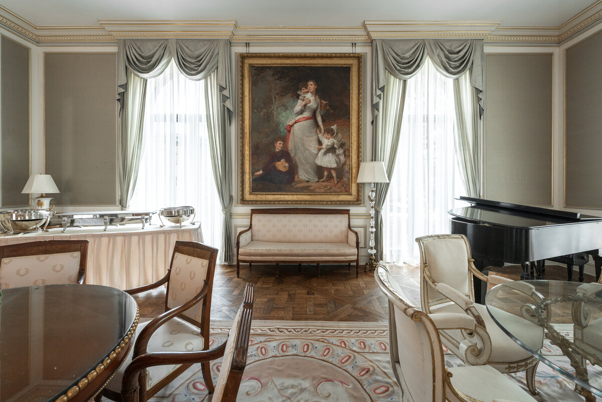 the cocktail hour space with piano and museum artwork