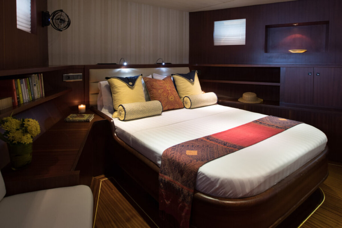 The Blue Luxury Yacht Thailand Master Cabin