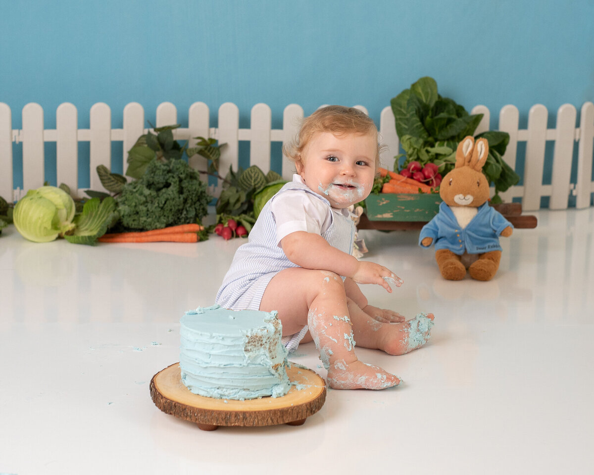 Playful cake smash session in Houston