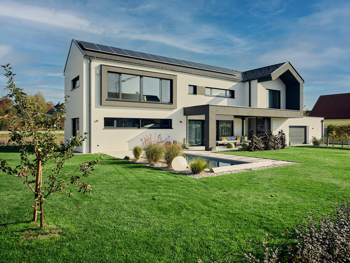 Architekturfotografie eines modernen Einfamilienhauses mit Garten – hochwertige Visualisierung für Wohnbauprojekte, Bauträger und Architekturpräsentationen in Österreich
