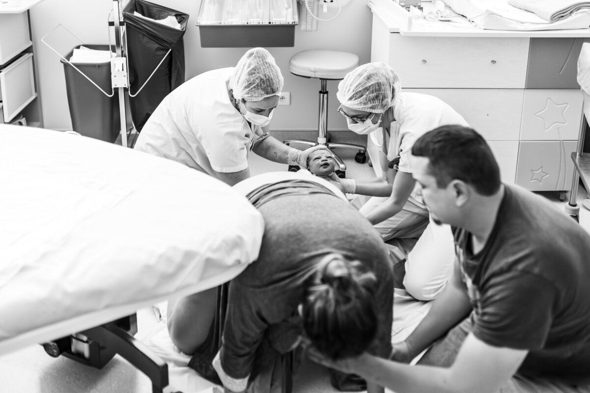 accoucher en clinique - reportage photo de la naissance - vanessa amiot photographe