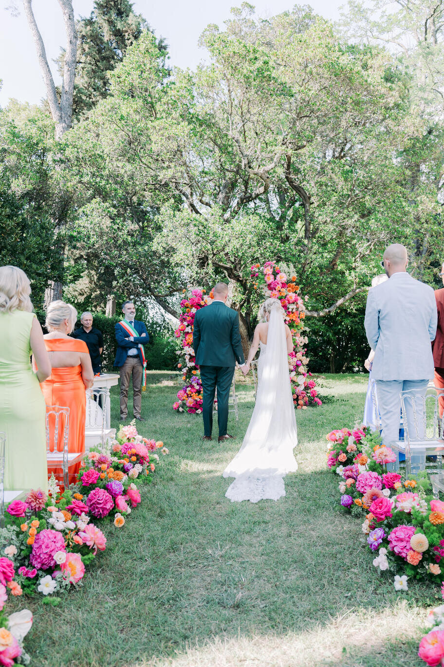 outdoor-ceremony-with-elegant-and-colorful-floral-decoration2