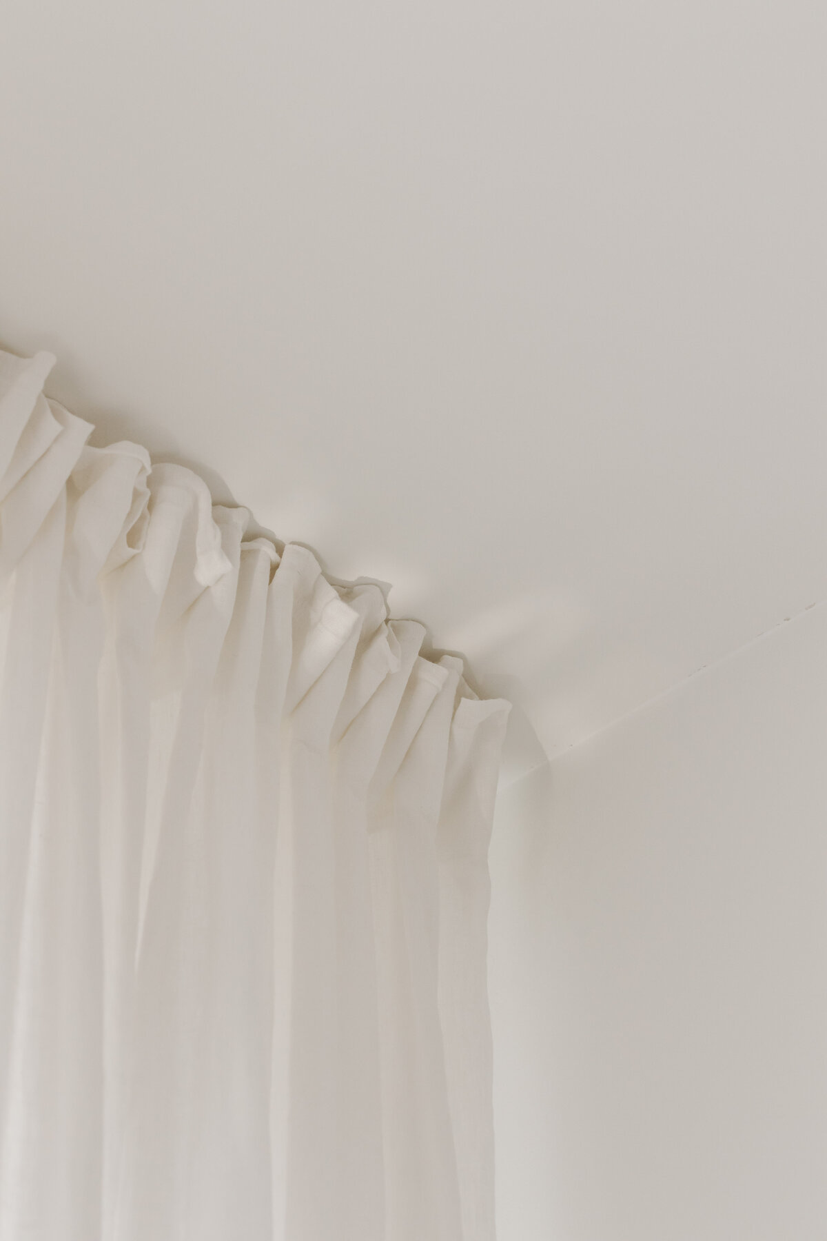 kaboompics_white-curtains-36981