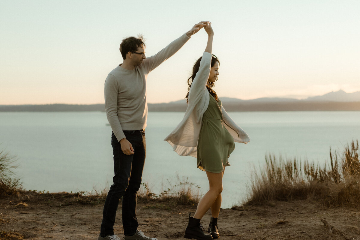 Jo-Dan-Discovery-Park-in-Seattle-Couple-Session-Amy-Law-Photography-25