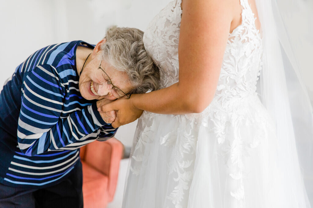 oma gast bruiloft emtioneel spontaan