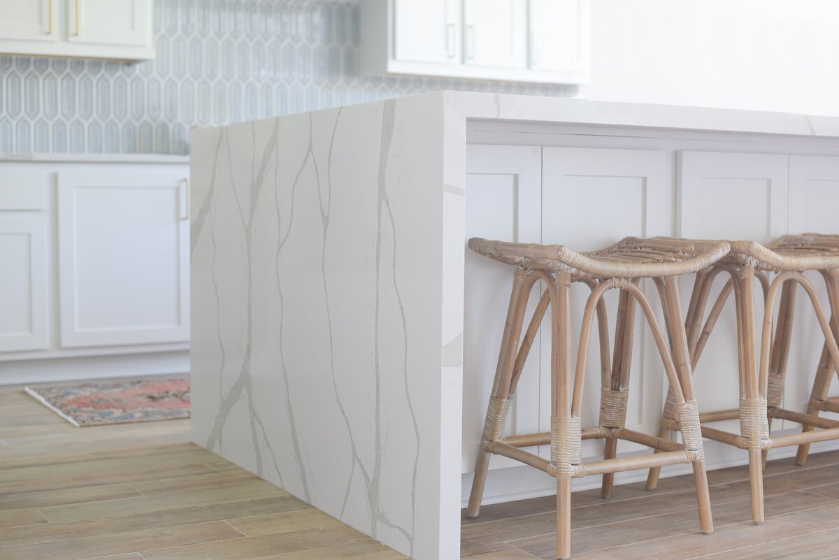 sleek-white-kitchen-waterfall-counter-interior-design-georgetown-texas-1-min