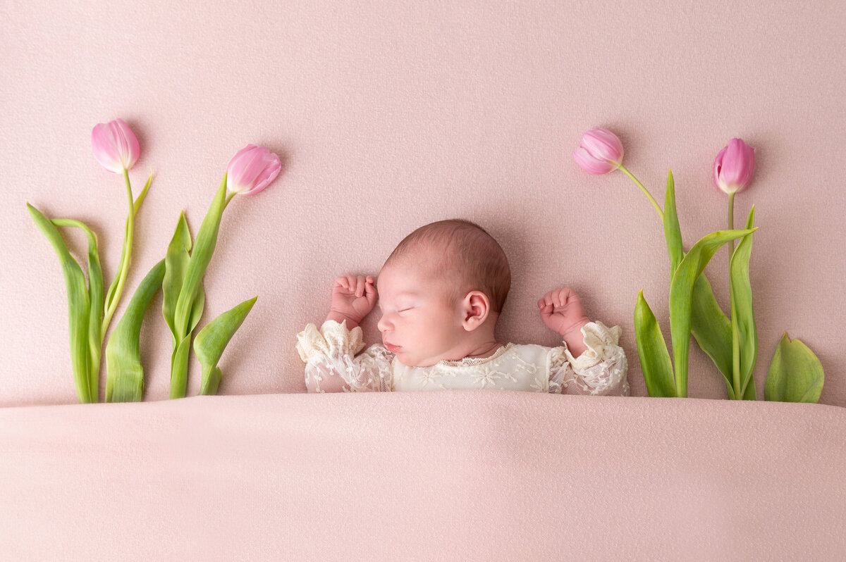 pasgeboren baby meisje met bloemen