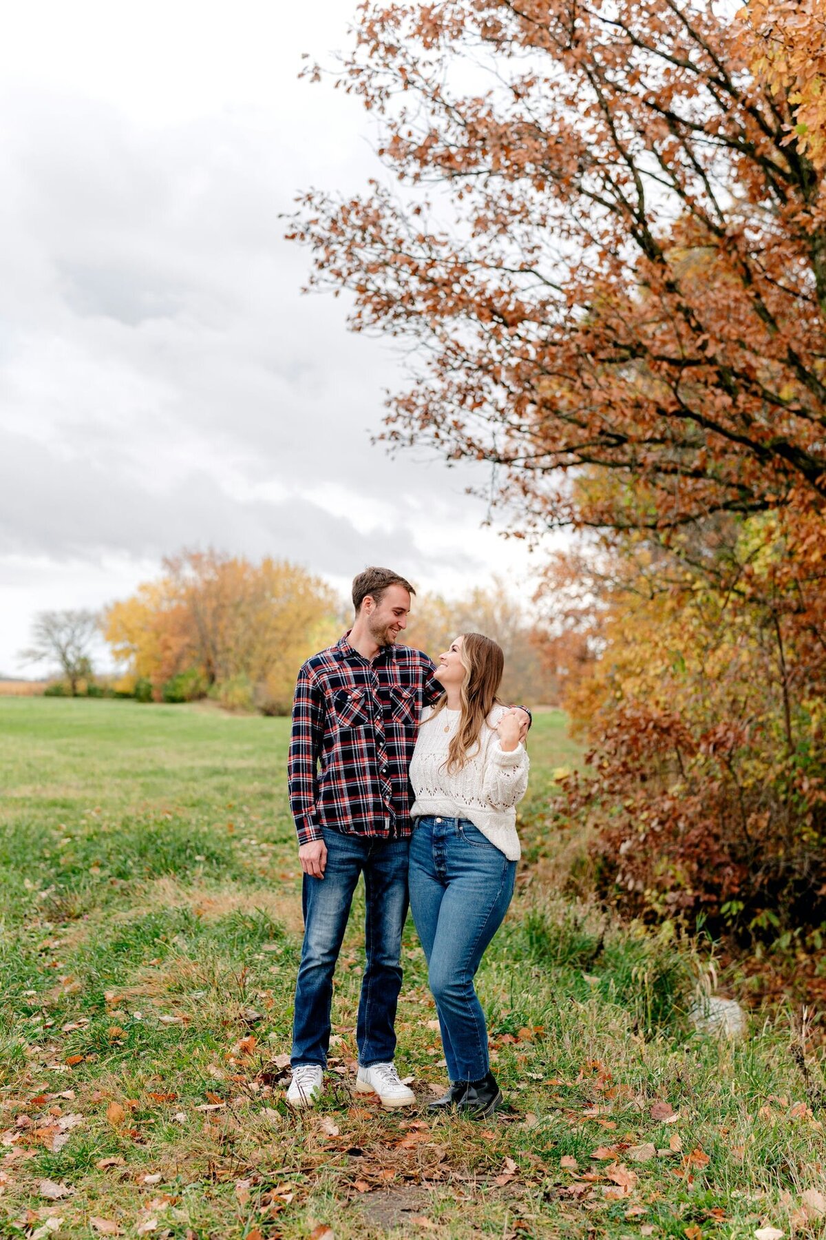 couple-smiling-while-embracing-fall-session