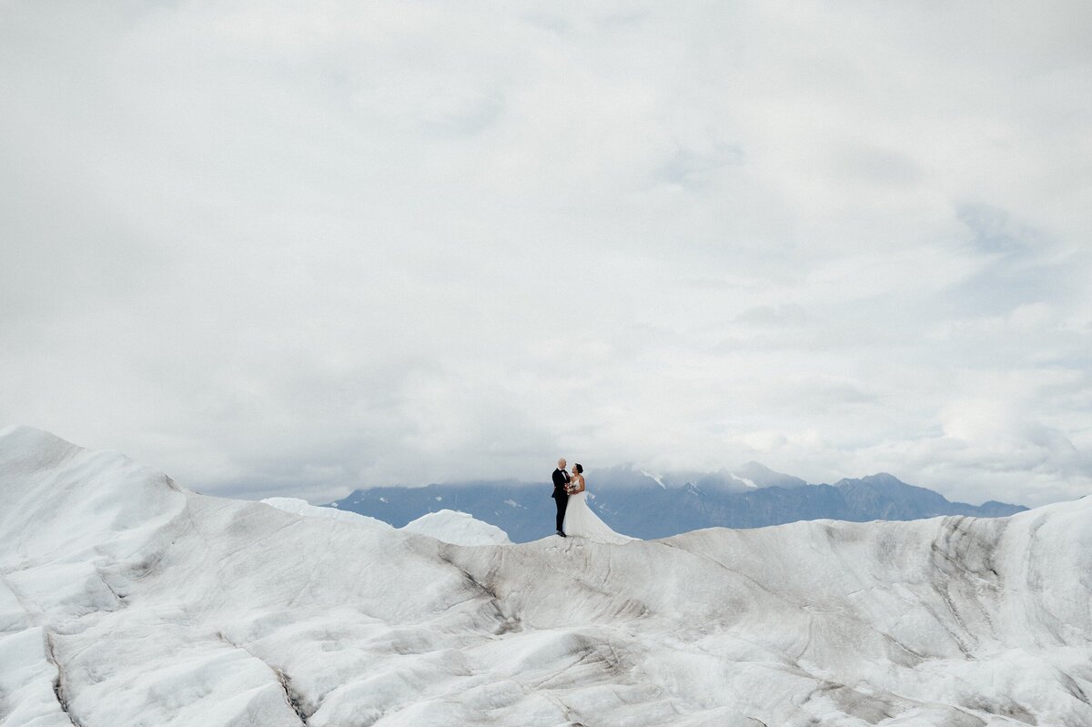 Christina+Matt_Knik-Glacier-Elopement_EmeliaKPhotography-35