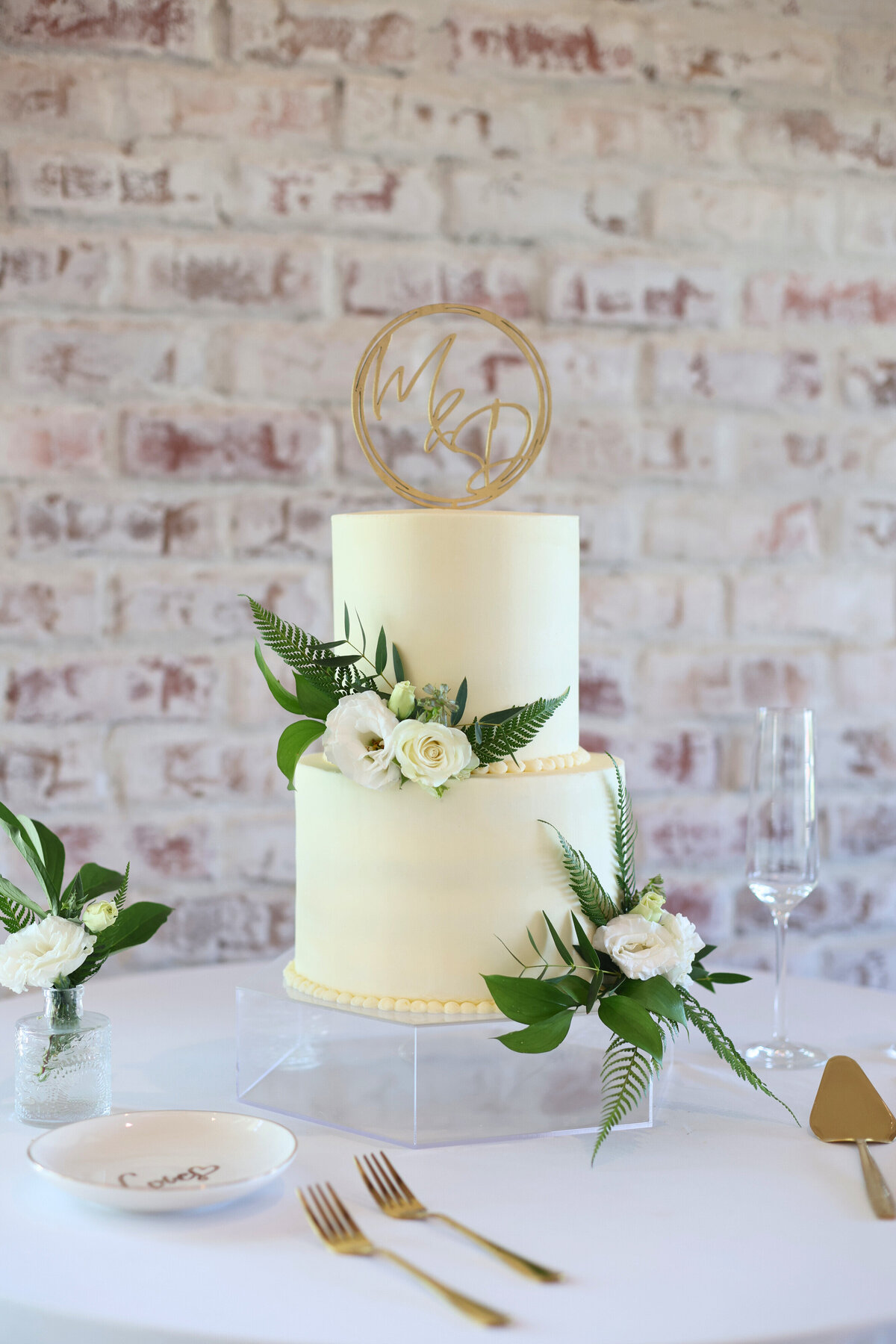 2-tier wedding cake with white flowers at Fireflies Farm
