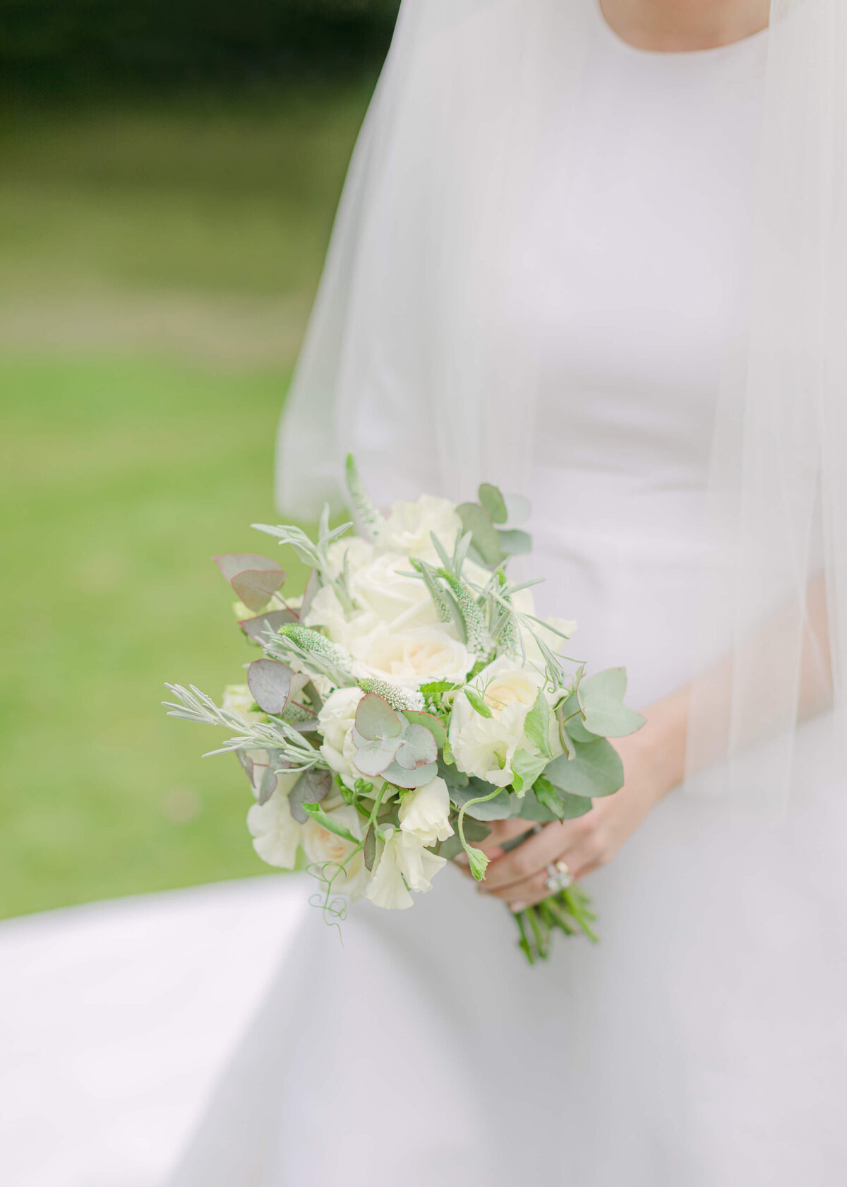 chloe-winstanley-weddings-bridal-bouquet-sweet-pea