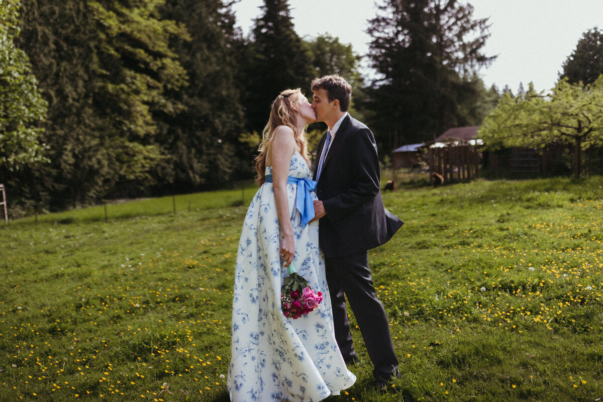 gibsons-backyard-farm-elopment-pregnant-bride-unique-wedding-dress-lowres