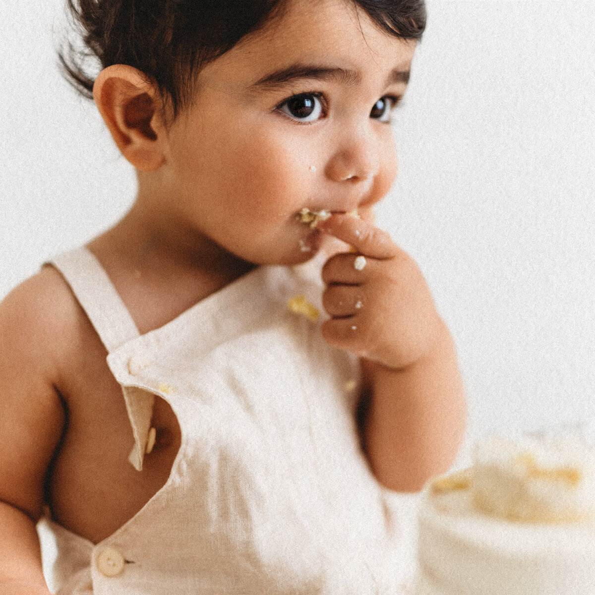 LittleWhitePhotography-Cake-Smash-12