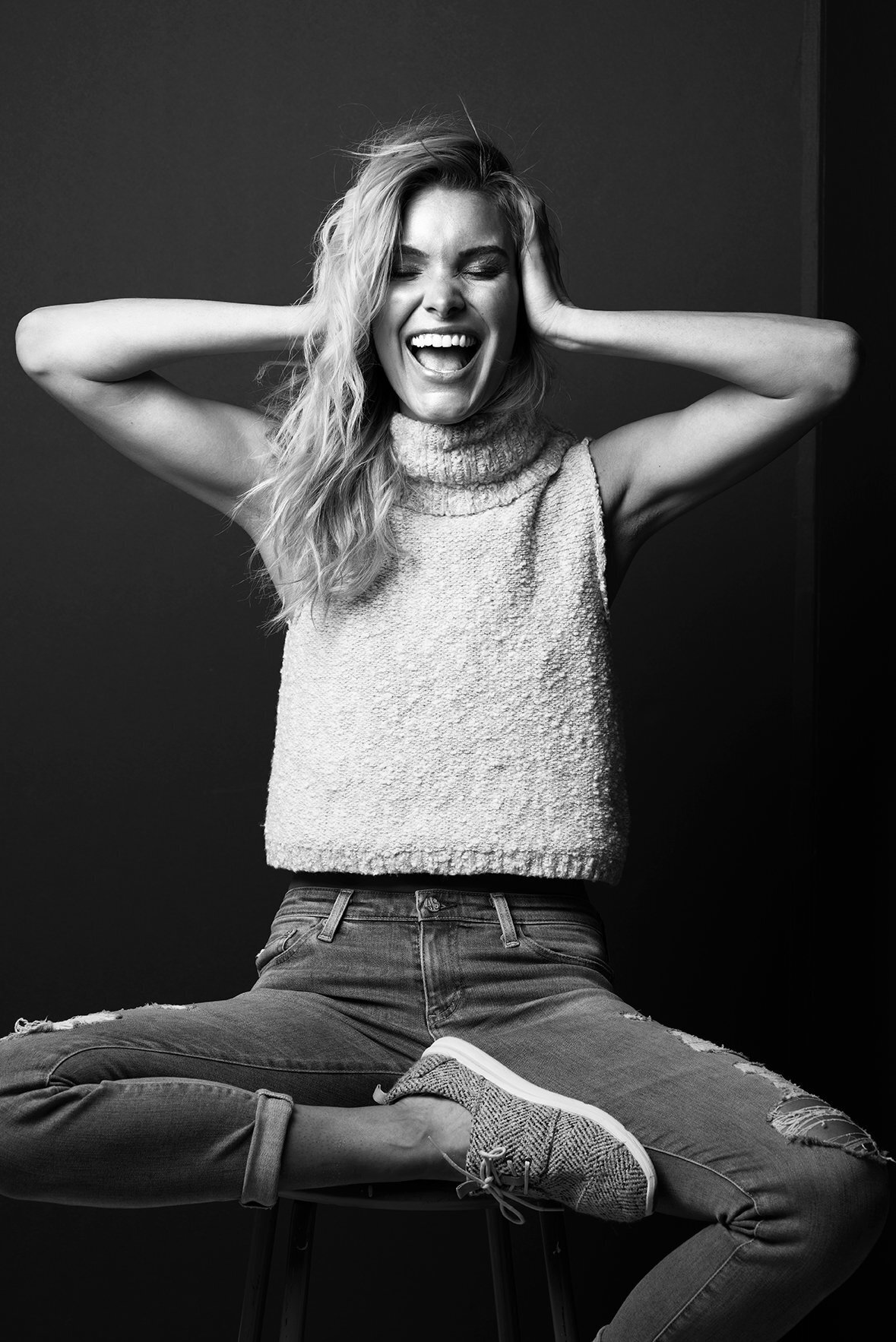 Model-portfoilio-styling-jeans-smiling