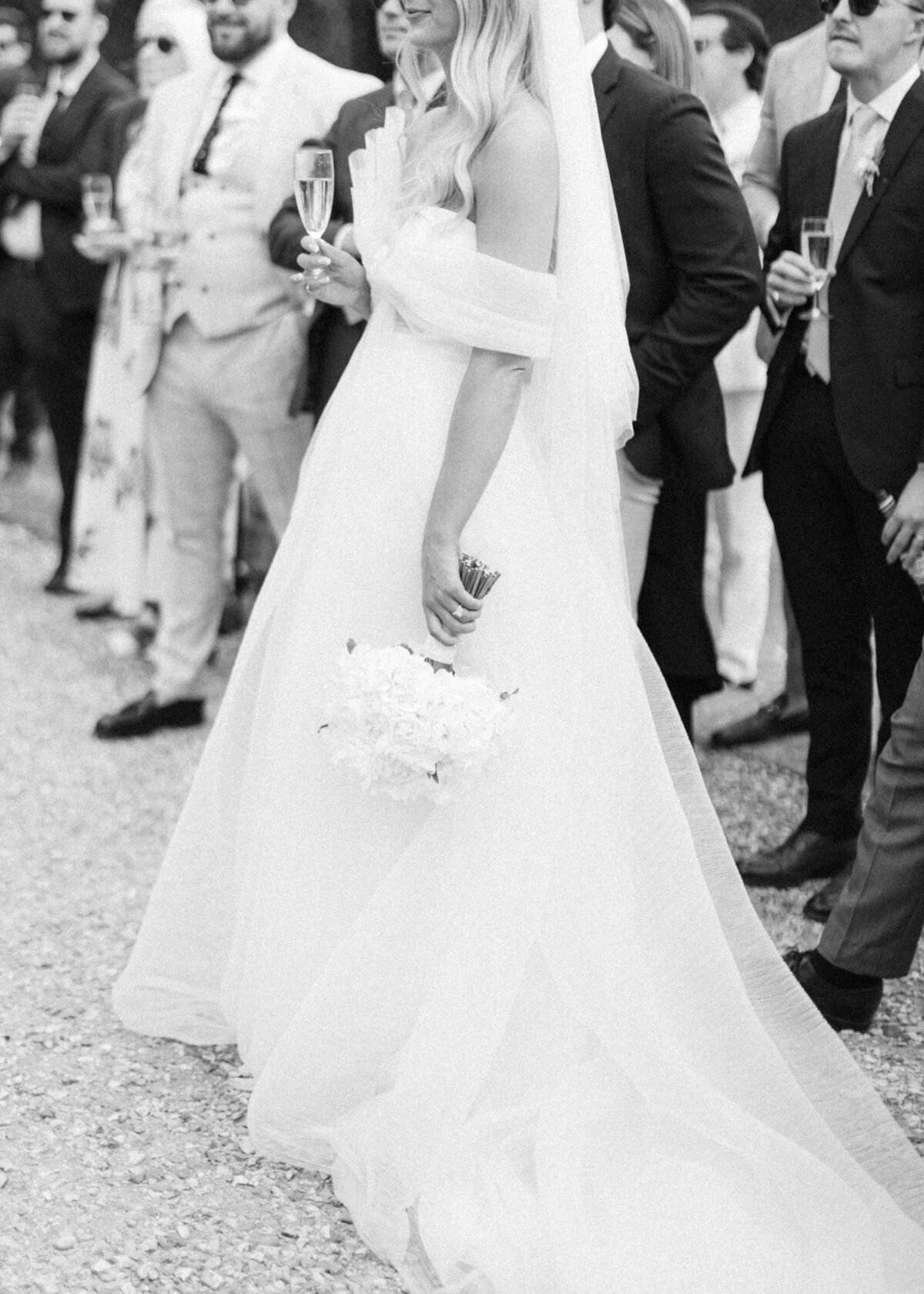 chloe-winstanley-weddings-newhite-bridal-dress-bouquet-black-white