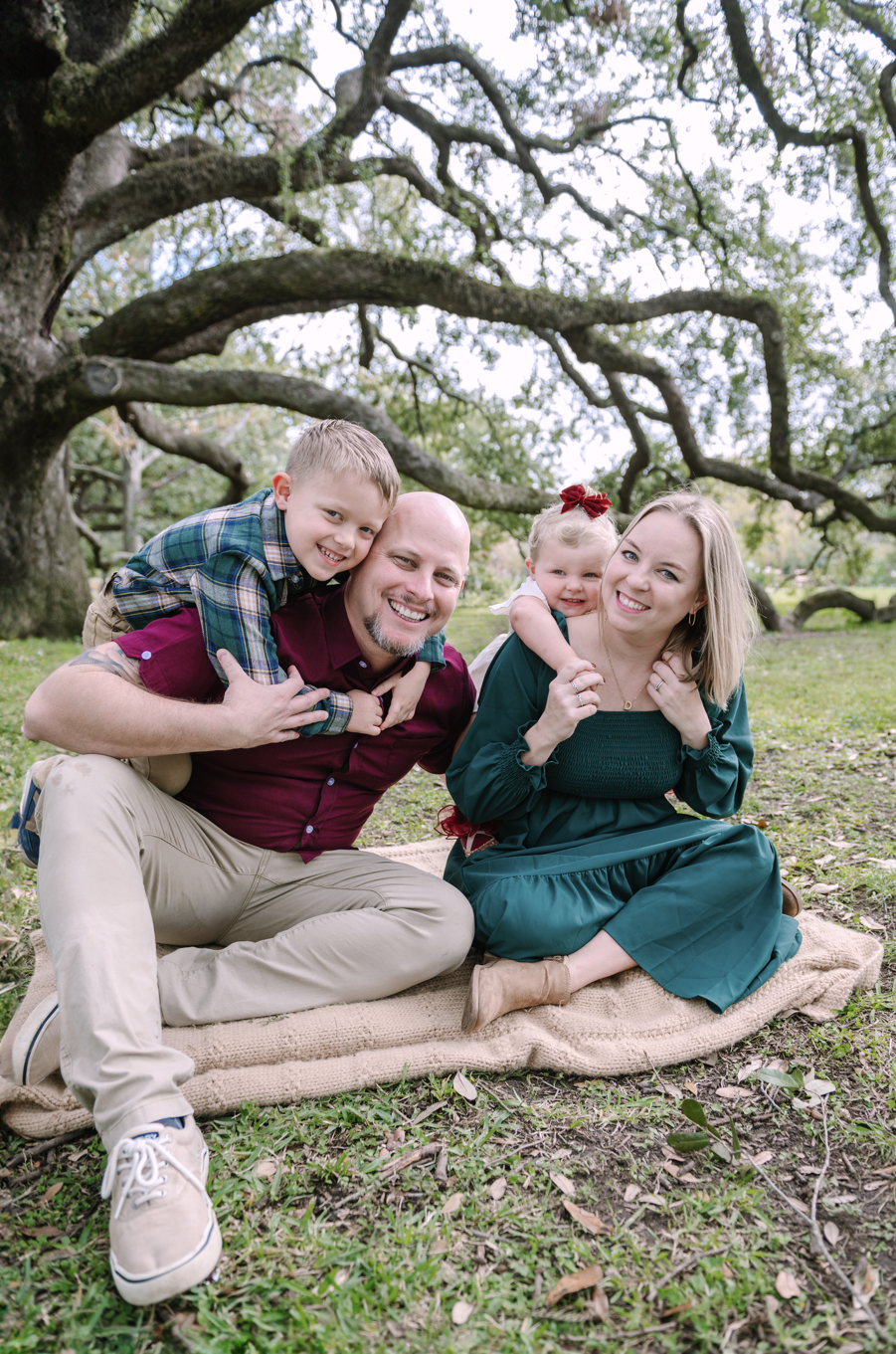Family Christmas mini session in Houston with Mari Boscardin Photography — outdoor holiday photos under the tree, fun and relaxed session for easy-going families