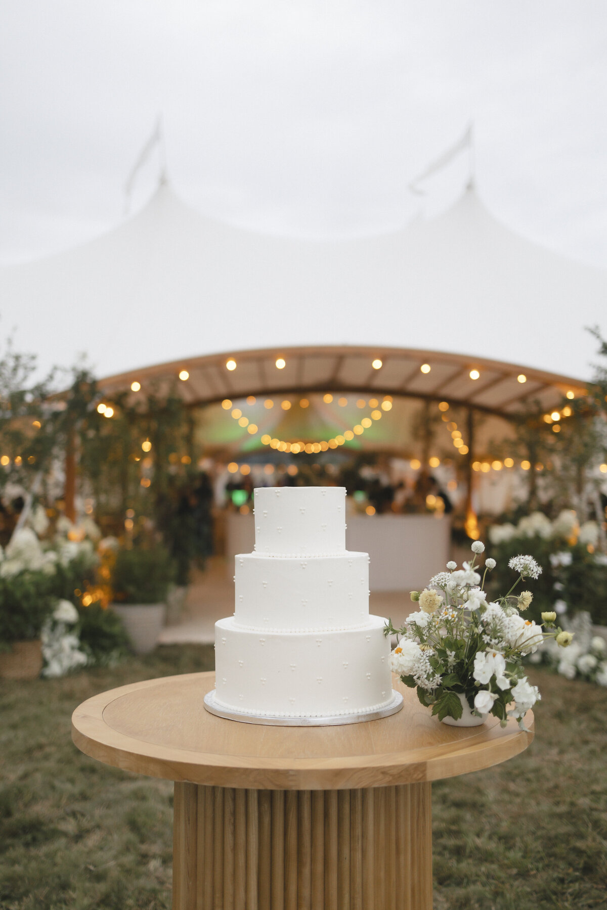 Marthas-vineyard-wedding-planner-kg-events-design-luxury-destination-weddings-private-events-corporate-events-edgartown-ma-event-designer-outdoor-tented-wedding-reception-island-wedding-vogue-wedding-pohogonot-139
