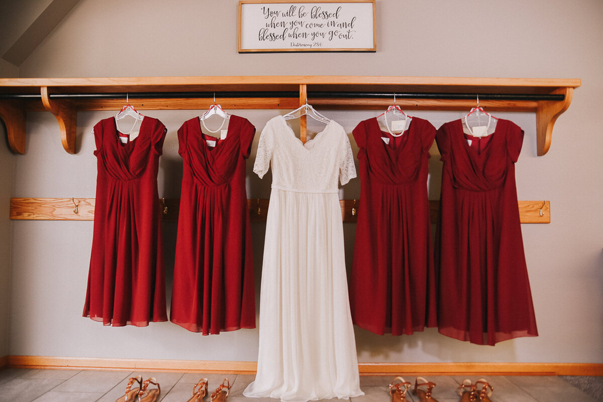wedding getting ready | Iowa wedding photographer | Iowa Photographer | Playlife | Cedar Rapids | Iowa City | Kalona | Alaynna Ann Schwartz-3