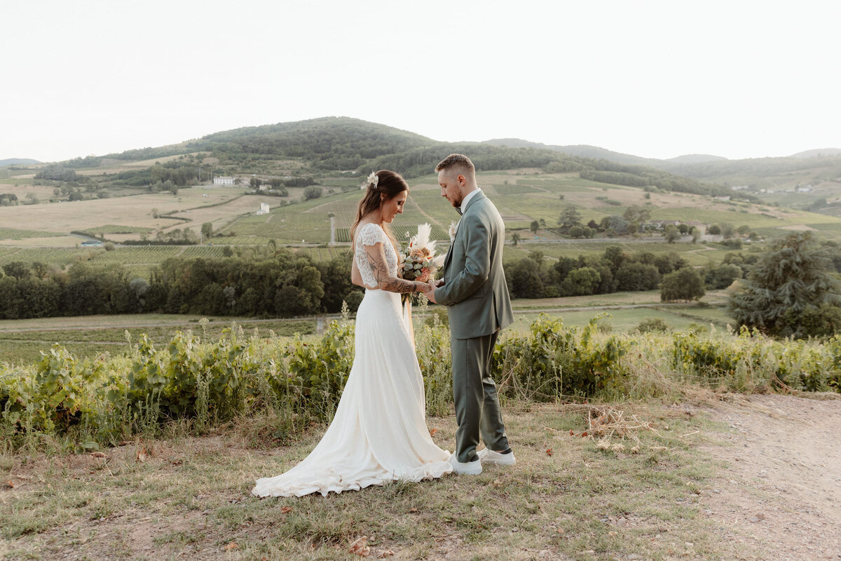 Prisylia-et-Guillaume-couple-mariage-vignes-beaujolais7